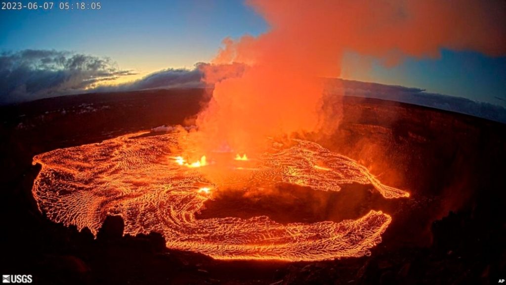 Kilauea Volcano Erupts Again: Lava Flows Captivate Visitors in Hawaii 2 Kilauea Volcano Erupts Again Lava Flows Captivate Visitors in Hawaii