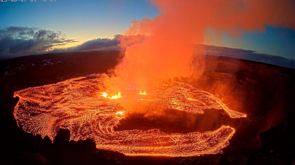 Kilauea Volcano Erupts Again: Lava Flows Captivate Visitors in Hawaii 1 Kilauea Volcano Erupts Again Lava Flows Captivate Visitors in Hawaii