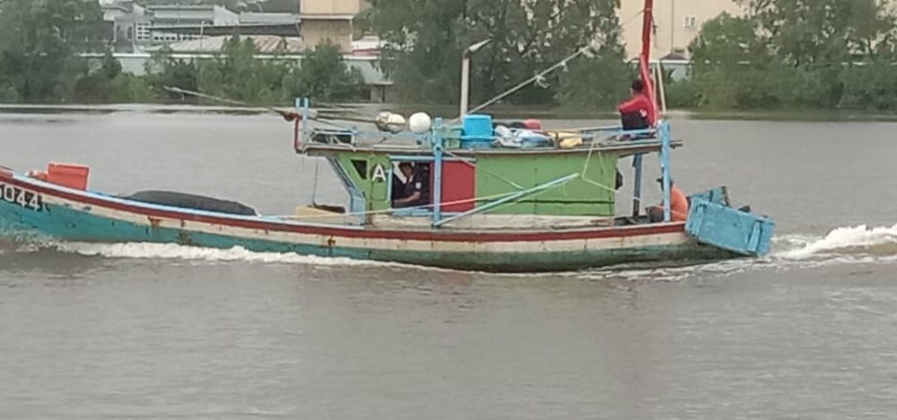 Kuching Marine Police Nab Fishermen for Illegal Trawling Activities