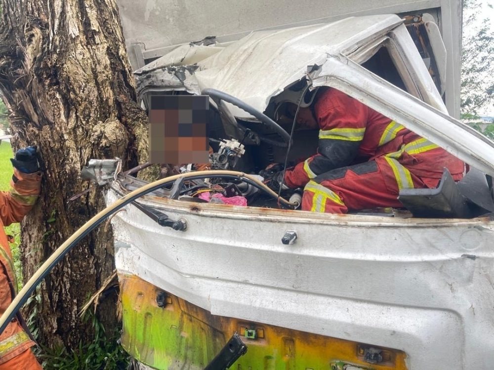 Lorry Crash in Bintulu Claims Life of Indonesian Driver