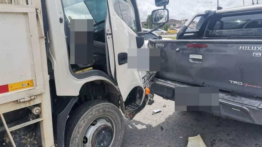 Lorry Driver Dies After Crashing into Pickup Truck in Sibu, Suspected Heart Attack 1 Lorry Driver Dies After Crashing into Pickup Truck in Sibu, Suspected Heart Attack