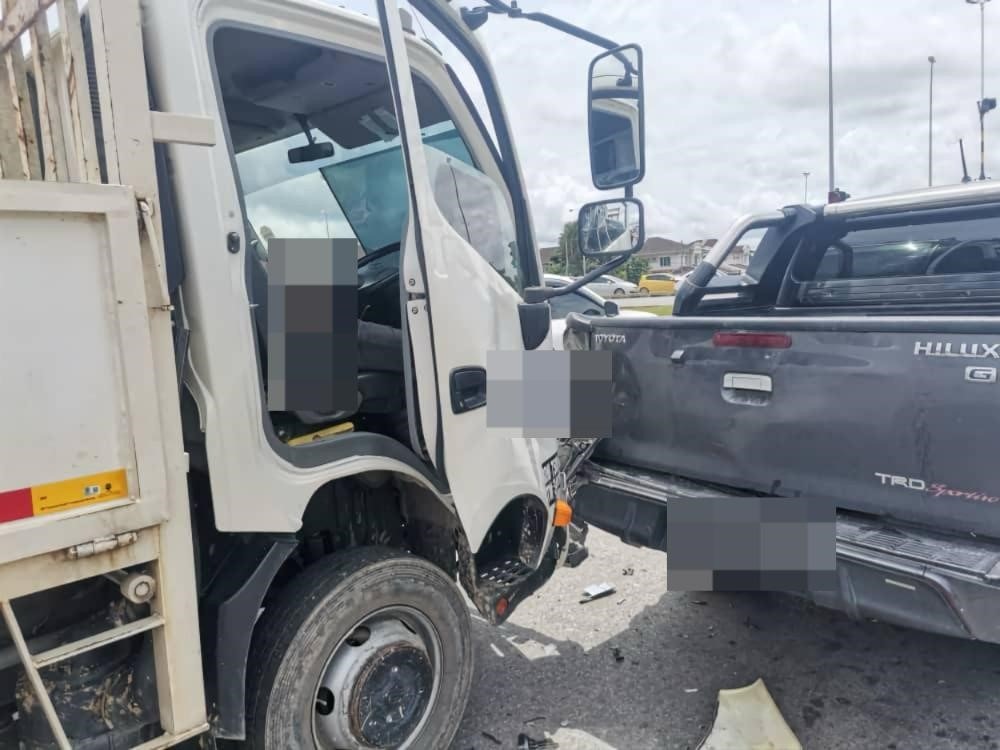 Lorry Driver Dies After Crashing into Pickup Truck in Sibu, Suspected Heart Attack 2 Lorry Driver Dies After Crashing into Pickup Truck in Sibu, Suspected Heart Attack
