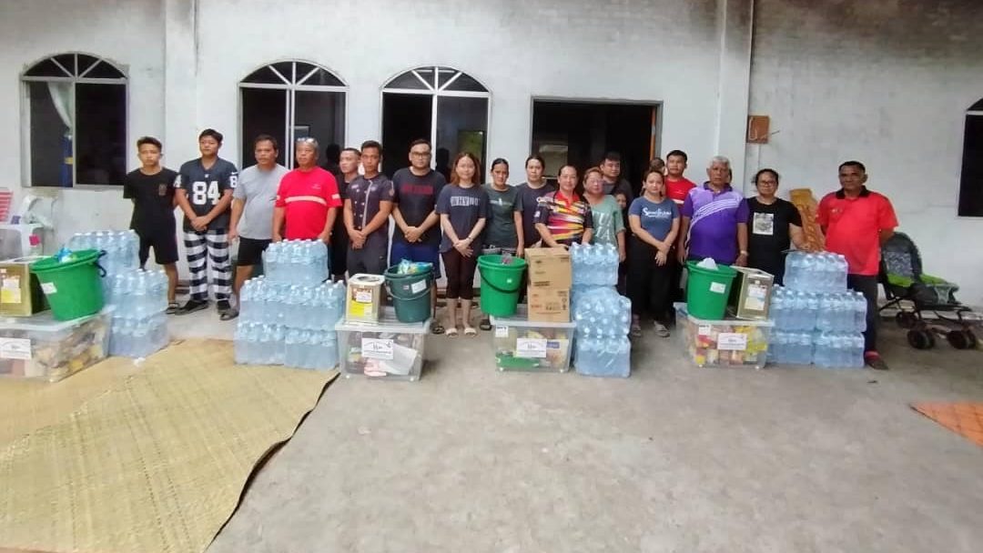 MP Hanifah Hajar Taib Gives Aid to Selangau Fire Victims