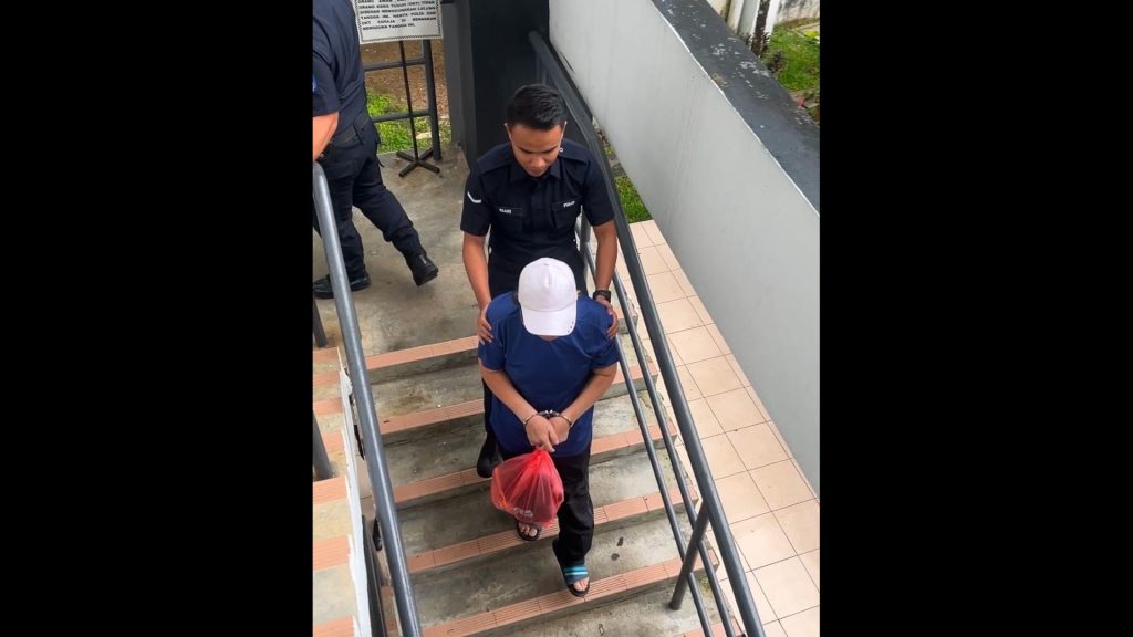 Man Who Waved Knife in Kuching Police Station Jailed for 5 Years 2 Man Who Waved Knife in Kuching Police Station Jailed for 5 Years