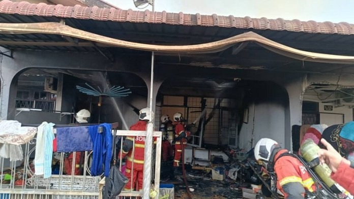 Morning Fire Destroys House, Damages Two Others in Taman Matang 2 Morning Fire Destroys House, Damages Two Others in Taman Matang