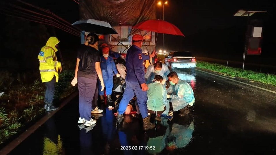 Motorcyclist Dies in Sibu After Crashing Into Five-Tonne Lorry 1 Motorcyclist Dies in Sibu After Crashing Into Five-Tonne Lorry