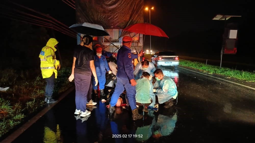 Motorcyclist Dies in Sibu After Crashing Into Five-Tonne Lorry 2 Motorcyclist Dies in Sibu After Crashing Into Five-Tonne Lorry