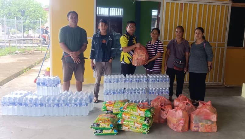 SEB Delivers 209 Food Baskets to Sebuyau Flood Victims 2 SEB Delivers 209 Food Baskets to Sebuyau Flood Victims