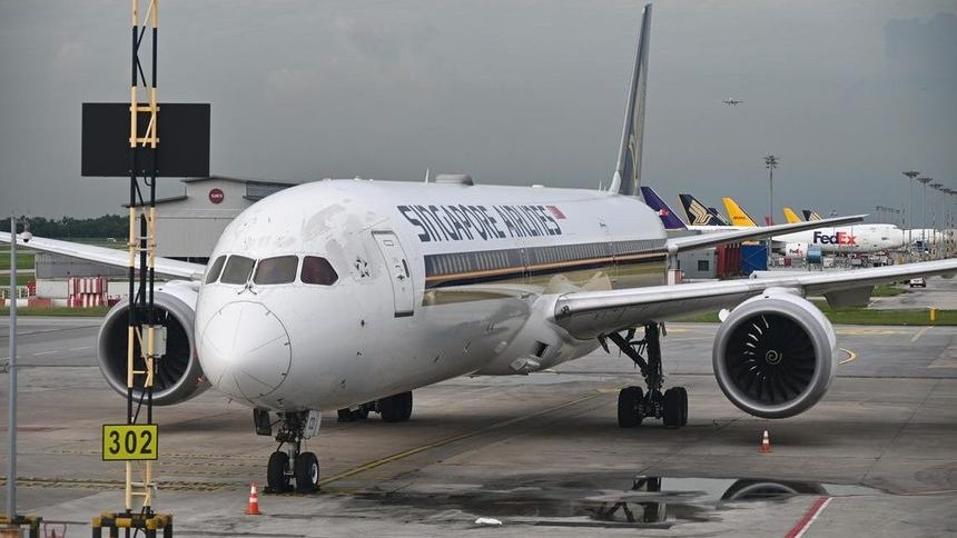 SIA Flight Delayed After Passenger Abuses Crew, Escorted Off Plane 1 SIA Flight Delayed After Passenger Abuses Crew, Escorted Off Plane