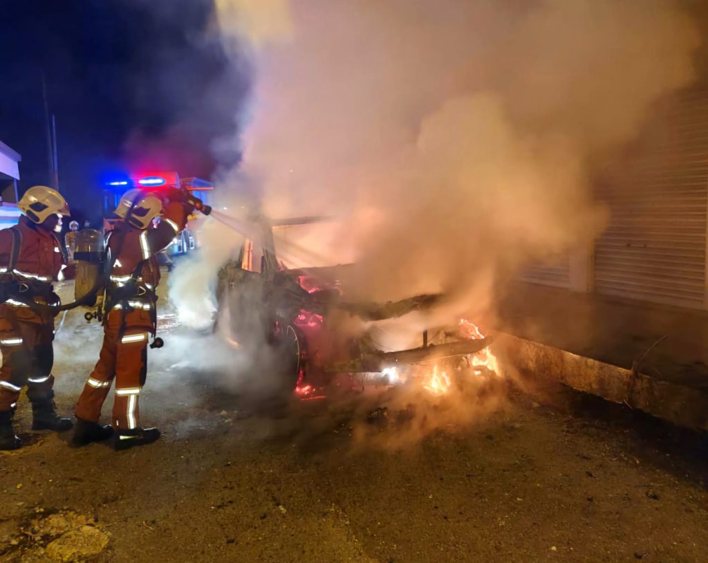 SUV Near Sibu Shophouse Goes Up in Flames After Midnight 2 SUV Near Sibu Shophouse Goes Up in Flames After Midnight