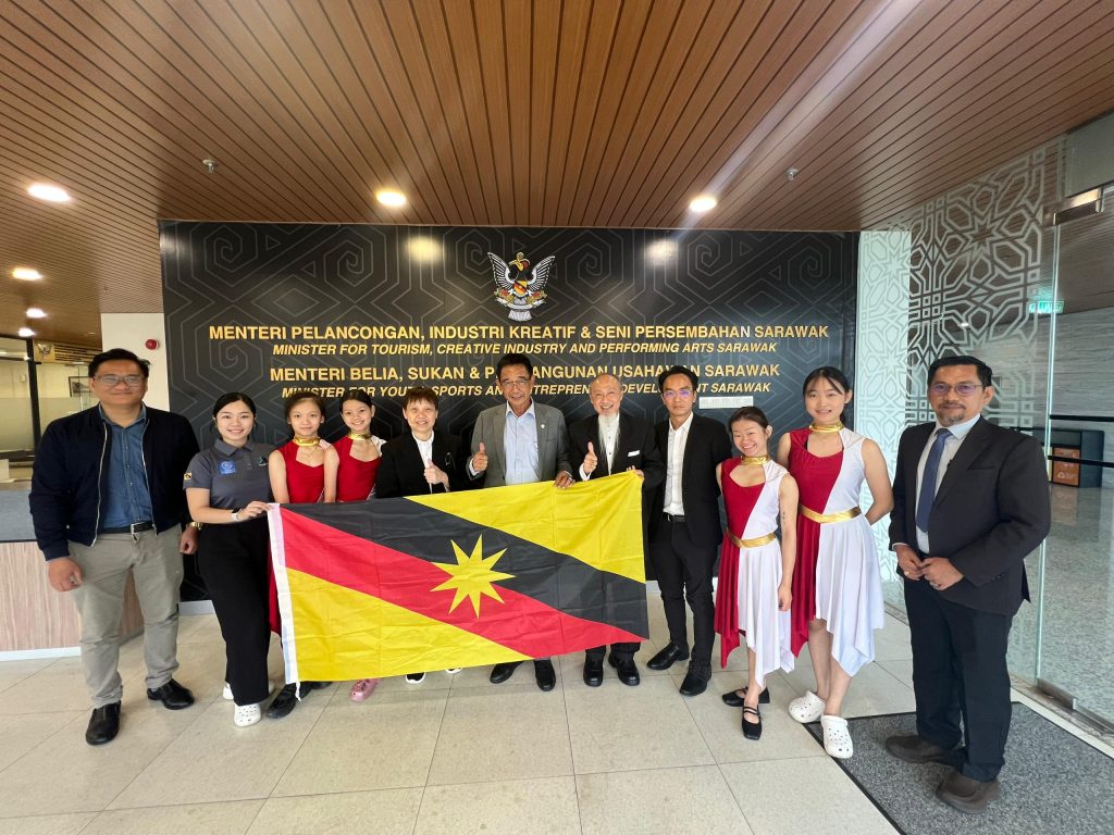 Minister YB Dato Sri Hj Abdul Karim Rahman Hamzah (6th from left) with SDA President Chester Lim, Vice-President Dr. Victor Bong, MYSED officials, and the Sarawak dancers