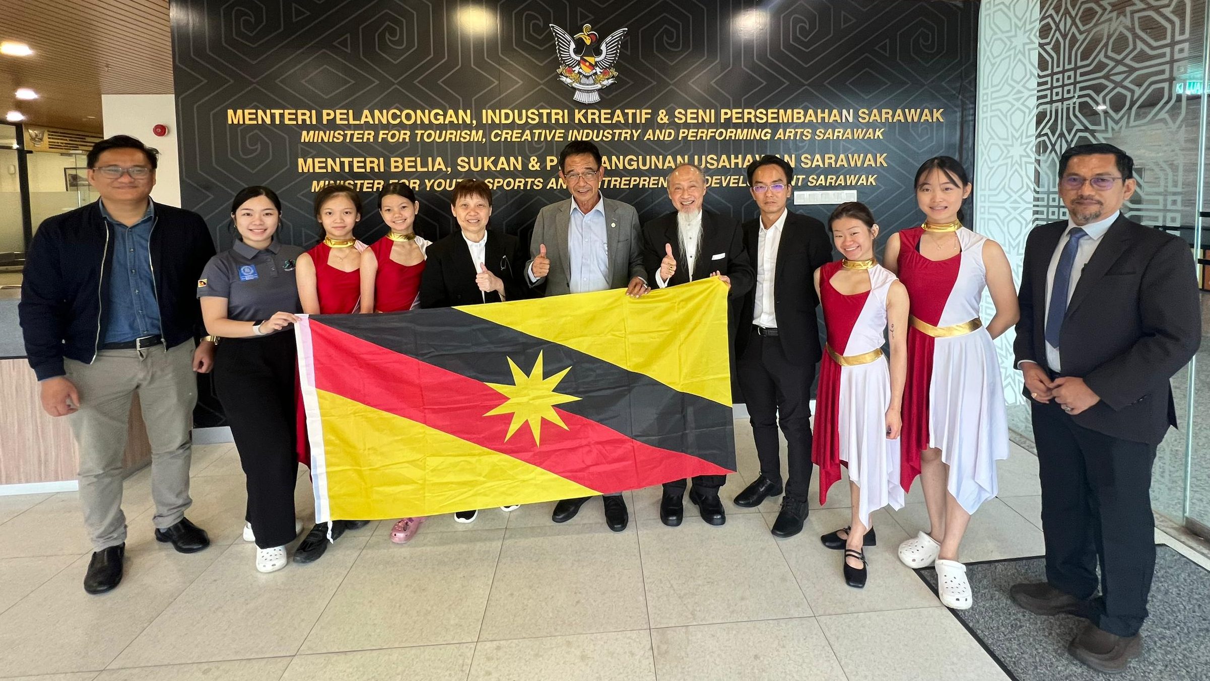 Minister YB Dato Sri Hj Abdul Karim Rahman Hamzah (6th from left) with SDA President Chester Lim, Vice-President Dr. Victor Bong, MYSED officials, and the Sarawak dancers