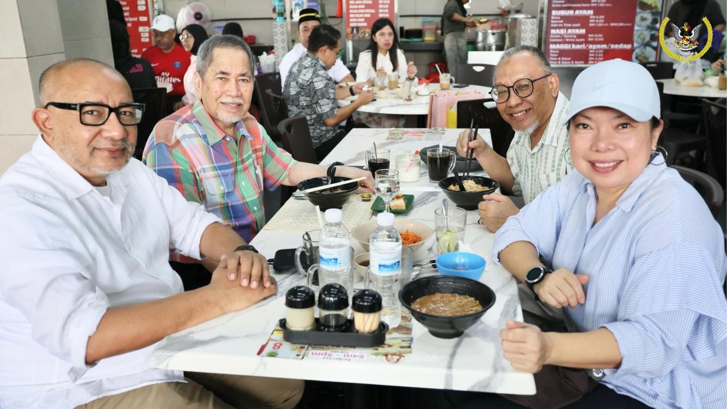 Sarawak Governor Enjoys Breakfast at Dewi Laksa Cafe with Friends