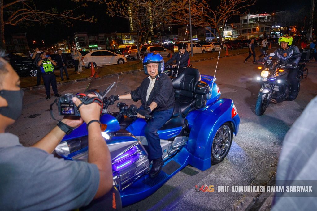 Sarawak Premier Surprises Crowds at Metrocity 2 N6 Youth Night Market 2 Sarawak Premier Surprises Crowds at Metrocity 2 N6 Youth Night Market