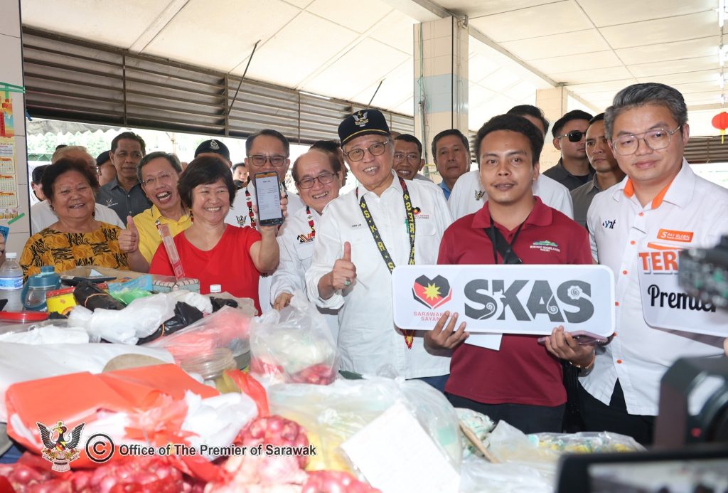 Sarawak Premier Visits Serian Market to Promote E-Wallet Payments 2 Sarawak Premier Visits Serian Market to Promote E-Wallet Payments