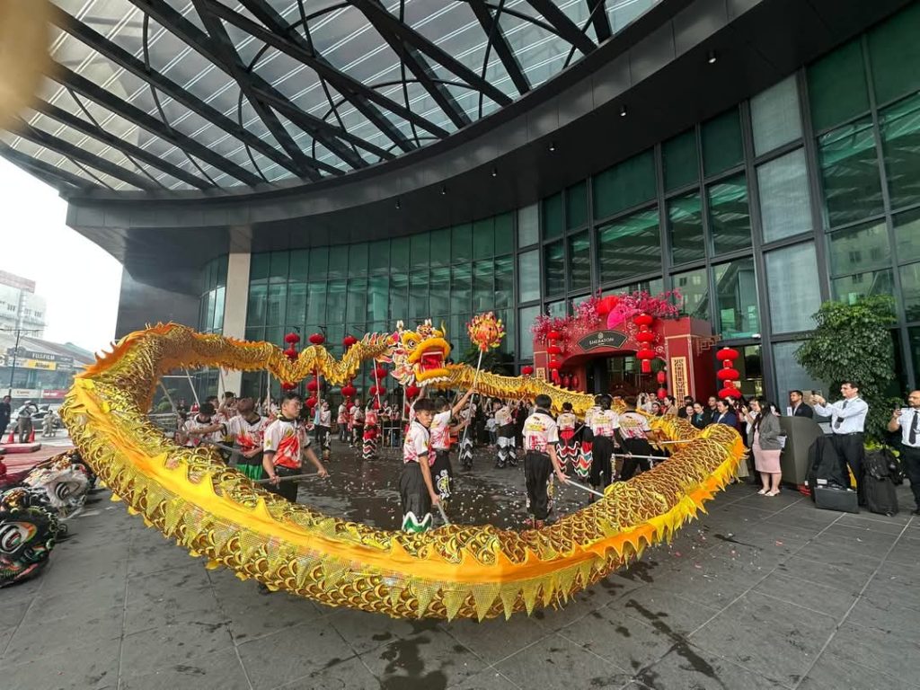 Spectacular Big Dragon & Lion Dance Welcomes Hokkien New Year at Sheraton Hotel Kuching 2 Spectacular Big Dragon & Lion Dance Welcomes Hokkien New Year at Sheraton Hotel Kuching