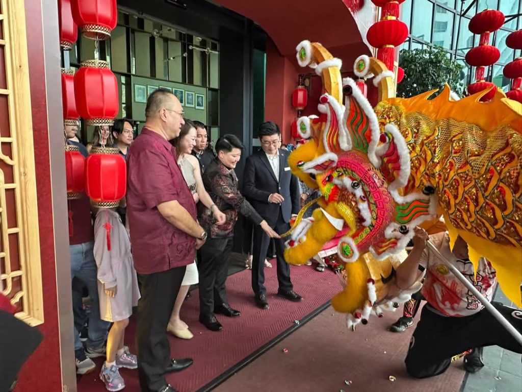 Spectacular Big Dragon & Lion Dance Welcomes Hokkien New Year at Sheraton Hotel Kuching 3 Spectacular Big Dragon & Lion Dance Welcomes Hokkien New Year at Sheraton Hotel Kuching