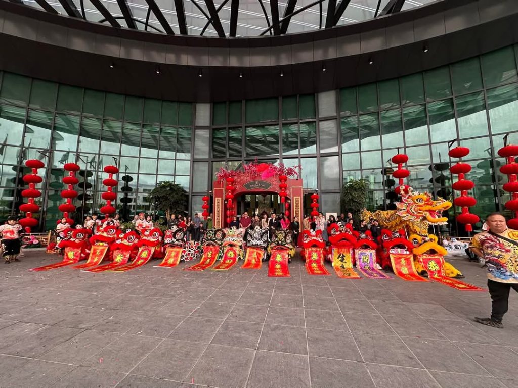 Spectacular Big Dragon & Lion Dance Welcomes Hokkien New Year at Sheraton Hotel Kuching 4 Spectacular Big Dragon & Lion Dance Welcomes Hokkien New Year at Sheraton Hotel Kuching