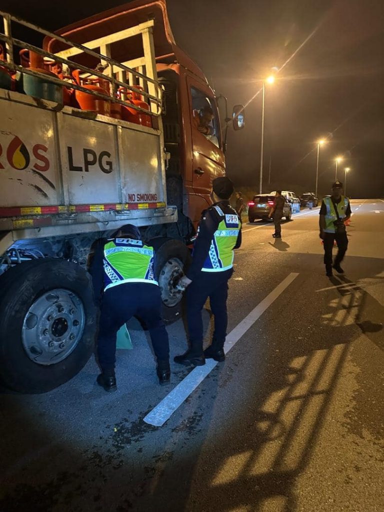 Sri Aman RTD and Immigration Crack Down on Offenders in Late-Night Ops 2 Sri Aman RTD and Immigration Crack Down on Offenders in Late-Night Ops