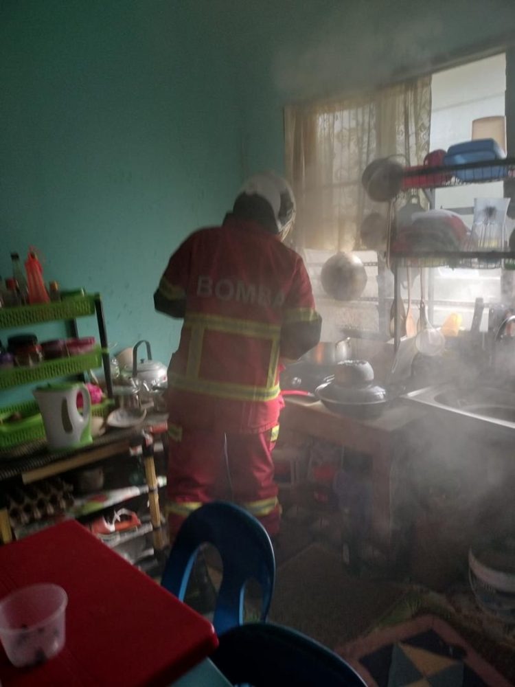 Teen Survives House Fire in Kuching Caused by Unattended Cooking 2 Teen Survives House Fire in Kuching Caused by Unattended Cooking