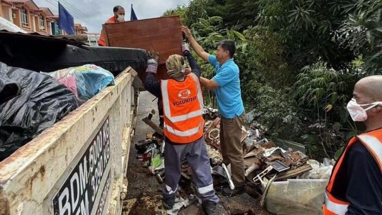 Tiong Urges Bintulu Residents to Support Volunteer Teams in Post-Flood Cleanup