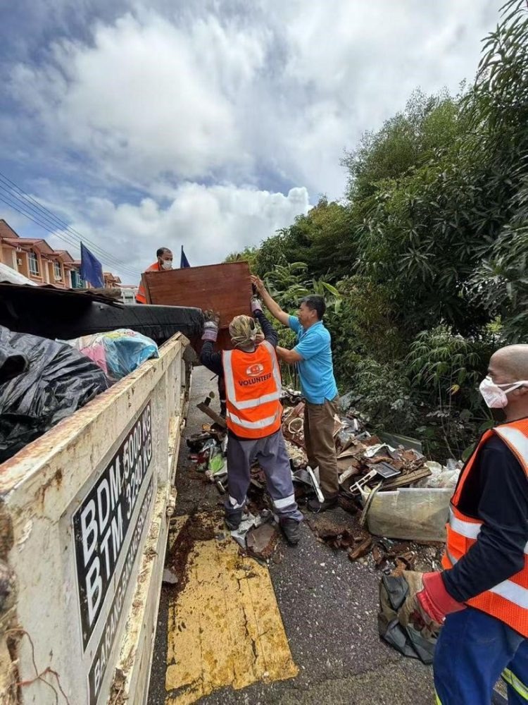 Tiong Urges Bintulu Residents to Support Volunteer Teams in Post-Flood Cleanup
