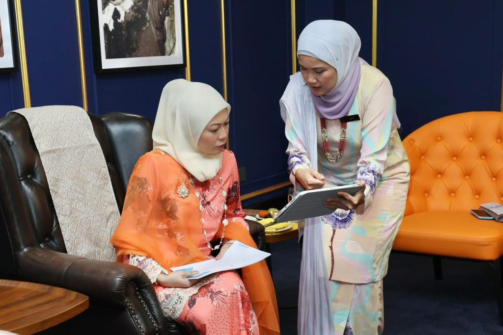 Toh Puan Fauziah Supports Sarawak Flood Relief Mission Led by PENIAGAWATI 2 Toh Puan Fauziah Supports Sarawak Flood Relief Mission Led by PENIAGAWATI