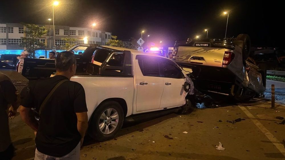 Two Injured in Shocking 4WD Crash at Moyan Traffic Light 1 Two Injured in Shocking 4WD Crash at Moyan Traffic Light
