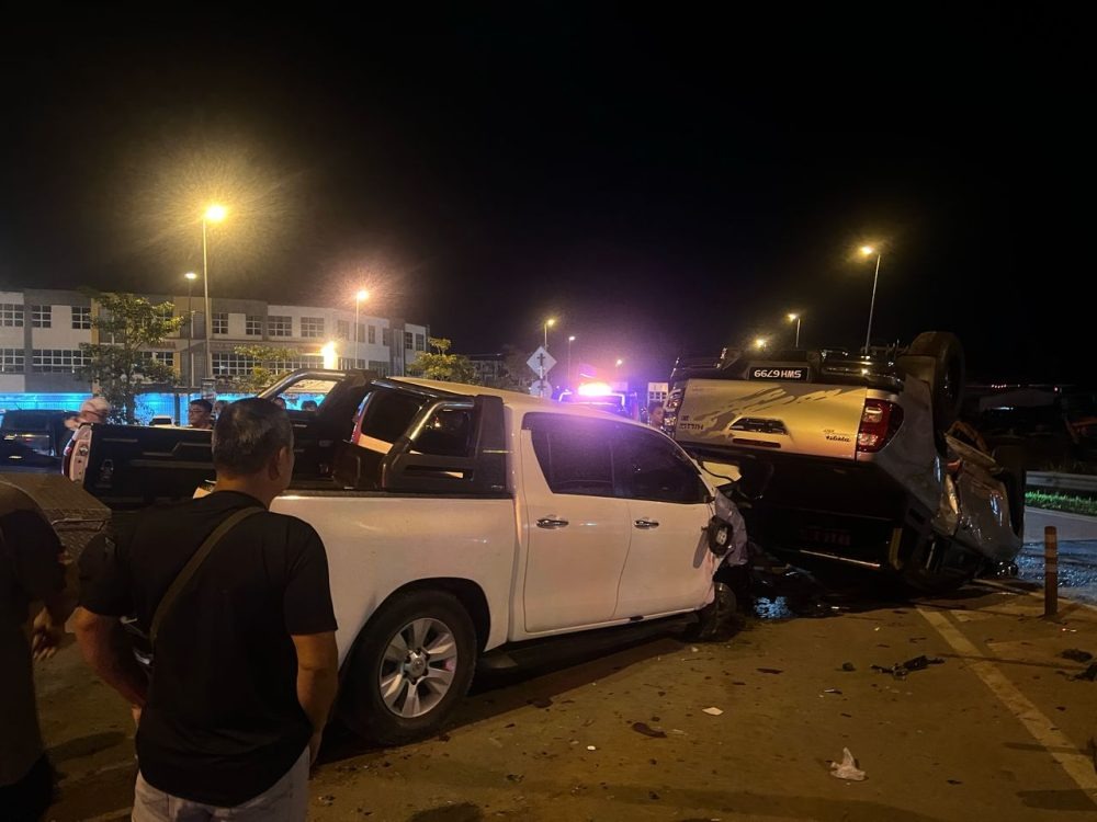 Two Injured in Shocking 4WD Crash at Moyan Traffic Light 2 Two Injured in Shocking 4WD Crash at Moyan Traffic Light