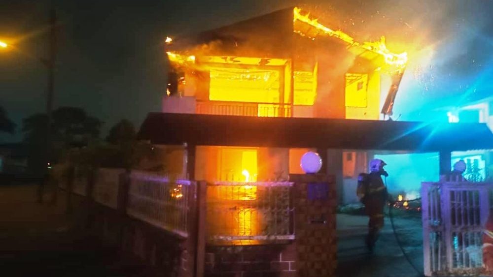 Two-Storey House in Pujut 2A Destroyed by Fire, No Injuries Reported