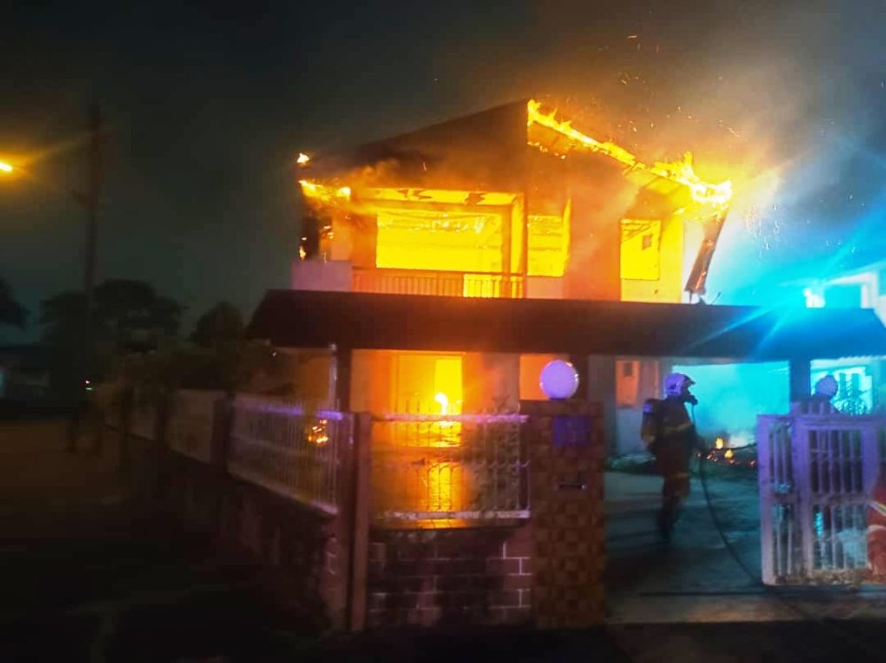 Two-Storey House in Pujut 2A Destroyed by Fire, No Injuries Reported 2 Two-Storey House in Pujut 2A Destroyed by Fire, No Injuries Reported