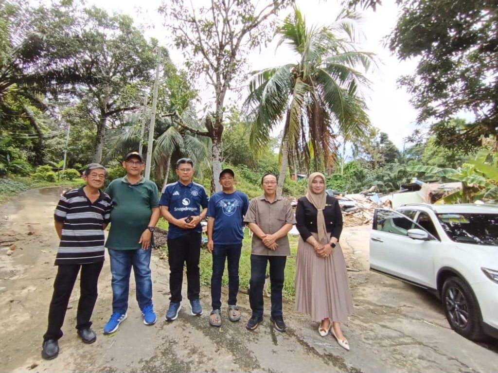 UKAS Director Visits Miri Landslide Survivors, Provides Aid to Victims 2 UKAS Director Visits Miri Landslide Survivors, Provides Aid to Victims