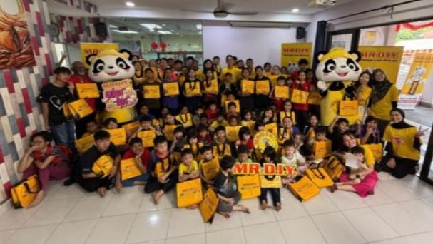Yayasan MR D.I.Y Spreads CNY Joy to 14 Homes with Heartwarming 'Ular-lar' Initiative 1 Yayasan MR D.I.Y Spreads CNY Joy to 14 Homes with Heartwarming 'Ular-lar' Initiative
