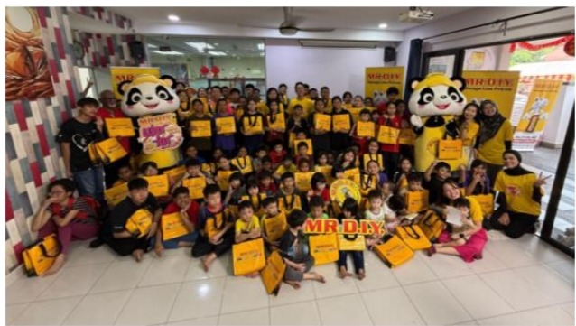 Yayasan MR D.I.Y Spreads CNY Joy to 14 Homes with Heartwarming 'Ular-lar' Initiative 2 Yayasan MR D.I.Y Spreads CNY Joy to 14 Homes with Heartwarming 'Ular-lar' Initiative
