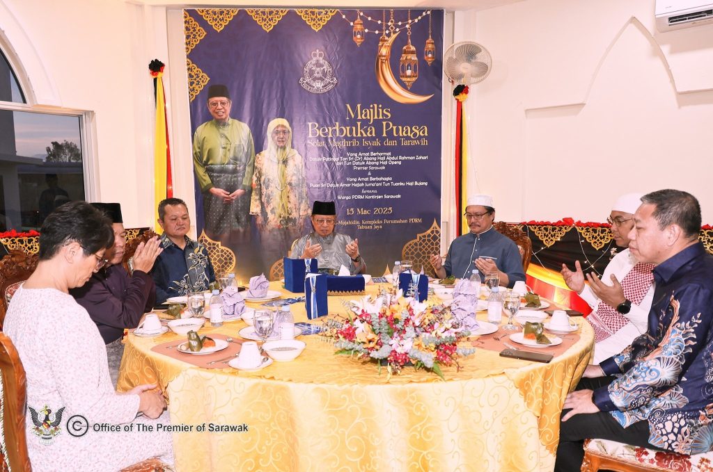 Abang Johari Breaks Fast with Sarawak Police Officers in Kuching