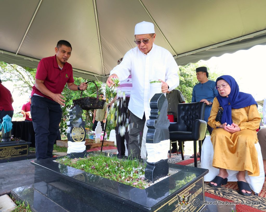 Abang Johari Pays Tribute to Late Parents at Kuching City Mosque 2 Abang Johari Pays Tribute to Late Parents at Kuching City Mosque