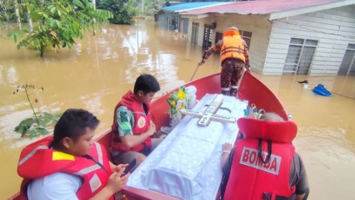 Bomba Uses Rescue Boat to Transport Coffin Amid Kanowit Floods 2 Bomba Uses Rescue Boat to Transport Coffin Amid Kanowit Floods