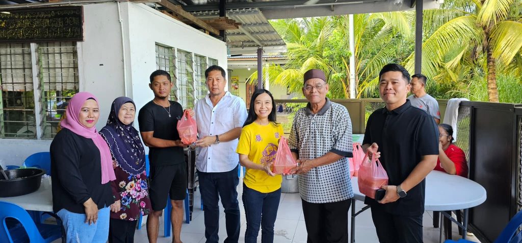 Bubur Lambuk Tradition Brings Unity in Kampung Stutong Melayu 2 Bubur Lambuk Tradition Brings Unity in Kampung Stutong Melayu