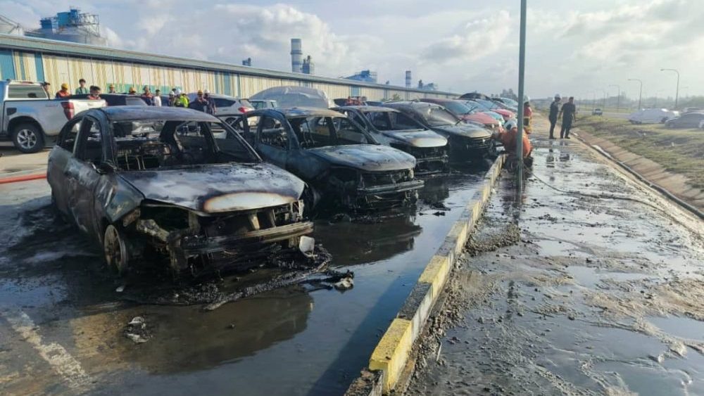 Car Catches Fire in Bintulu Factory Parking Lot, Guts Six Vehicles