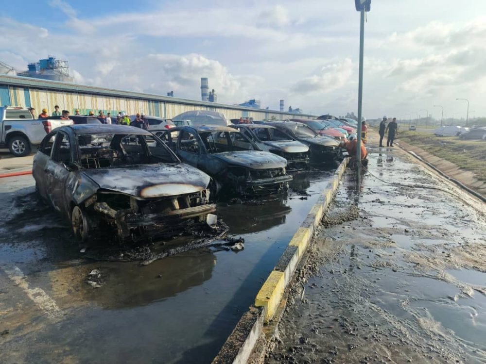 Car Catches Fire in Bintulu Factory Parking Lot, Guts Six Vehicles