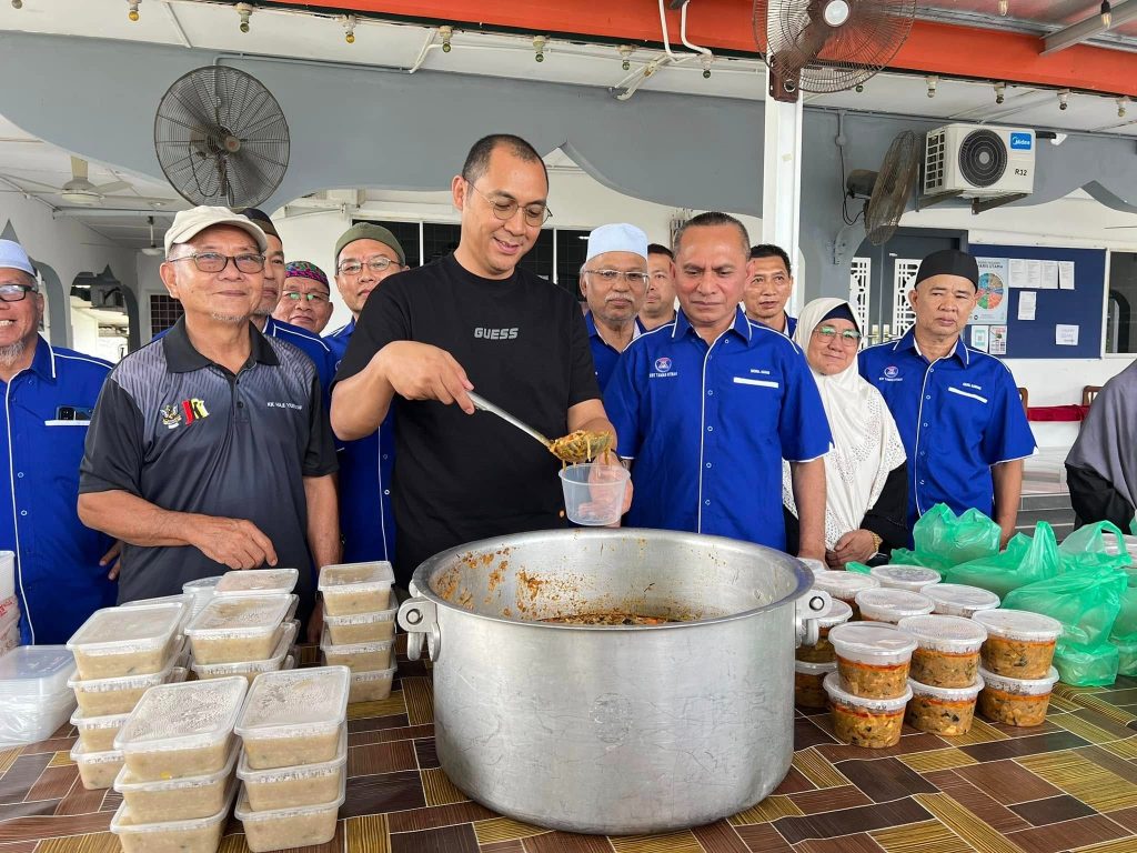 Dato' Fazzrudin Abdul Rahman Distributes Dalca to Road Users in Kampung Matang Batu 10 2 Dato' Fazzrudin Abdul Rahman Distributes Dalca to Road Users in Kampung Matang Batu 10