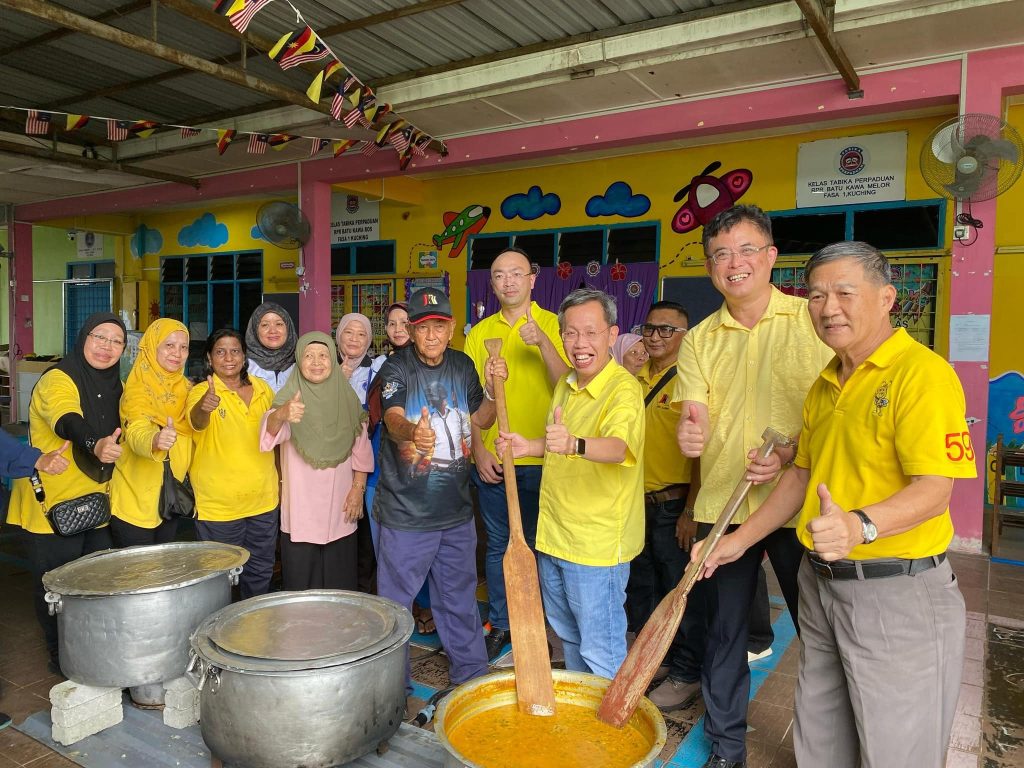 Dr Sim Kui Hian Joins Bubur Lambuk & Bubur Pedas 2025 Event in Batu Kawa 2 Dr Sim Kui Hian Joins Bubur Lambuk & Bubur Pedas 2025 Event in Batu Kawa
