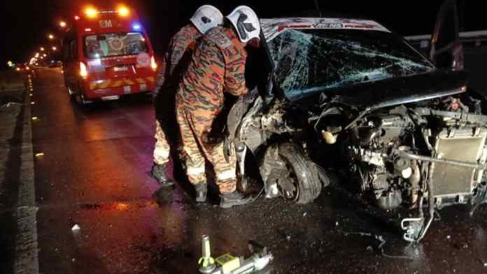 Driver Rescued After Early Morning Crash at Sungai Batu Bridge, Siburan