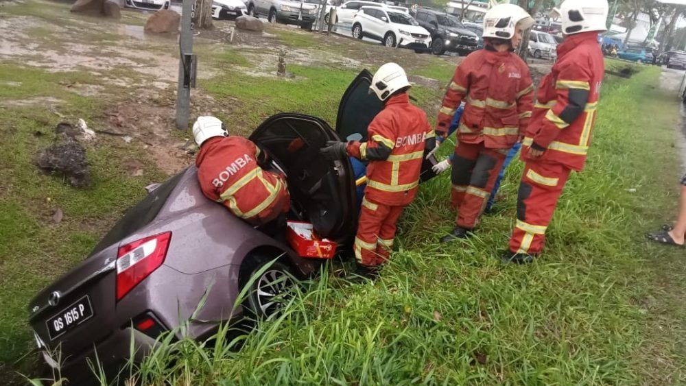 Elderly Couple Escapes Unhurt After Car Skids Into Ditch in Sibu