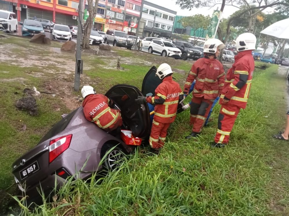 Elderly Couple Escapes Unhurt After Car Skids Into Ditch in Sibu