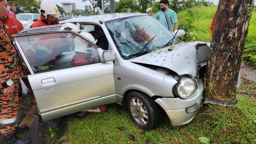 Elderly Driver Injured as Car Crashes into Tree Near SGH, Kuching