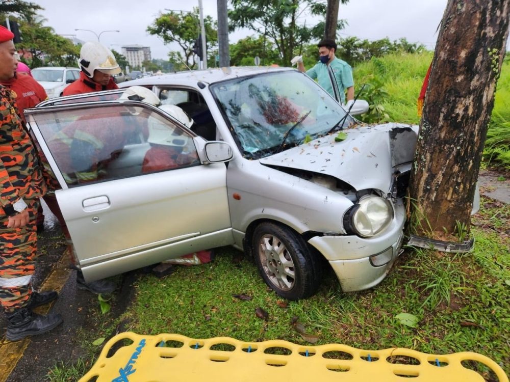 Elderly Driver Injured as Car Crashes into Tree Near SGH, Kuching