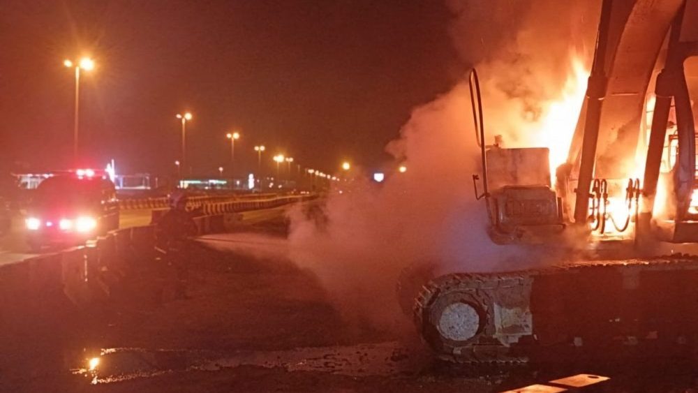 Excavator Catches Fire Near Darul Hana Mosque, 30% Burnt