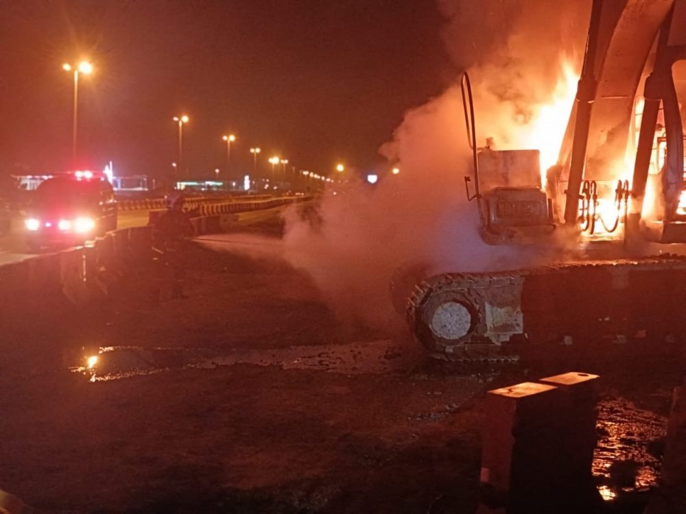 Excavator Catches Fire Near Darul Hana Mosque, 30% Burnt