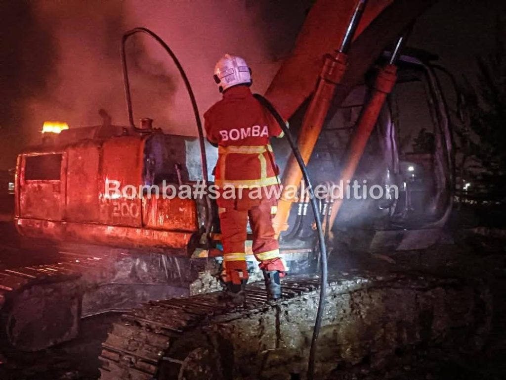Excavator Torched Over Wage Dispute: Two Arrested in Petra Jaya 2 Excavator Torched Over Wage Dispute Two Arrested in Petra Jaya